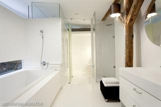 Nowoczesna biała łazienka - ascetyczne wnętrze