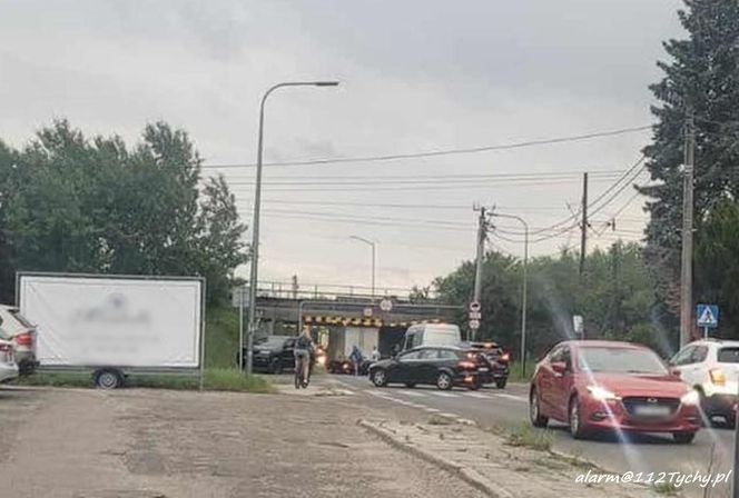 Kierowca dostawczaka utknął pod "wiaduktem głupców" w Tychach