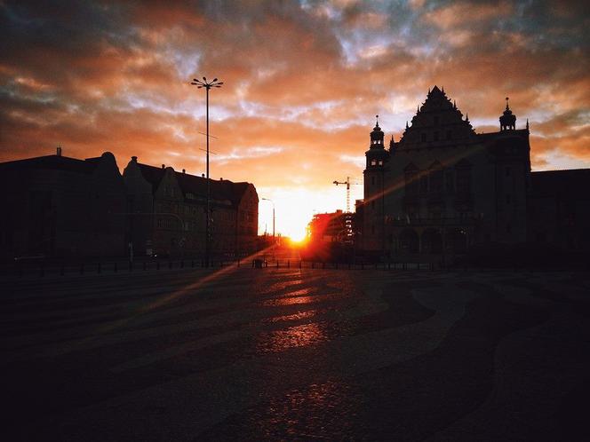 Plac Mickiewicza  o zachodzie słońca