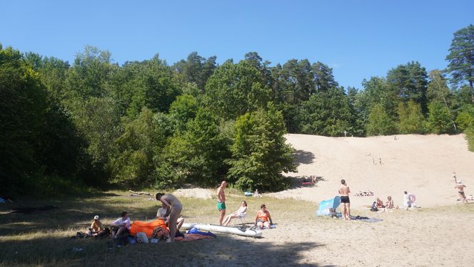 To jedno z największych jezior w Olsztynie. Kusi turystów piaszczystymi plażami