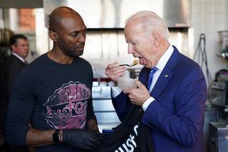 Specjalna ekipa serwuje jedzenie Joe Bidenowi