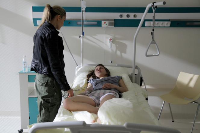 Na krawędzi 2 sezon odc. 2. Lena Korcz (Kamilla Baar), Joasia (Marta Juras)
