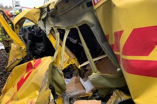 Koszmarny wypadek na przejeździe kolejowym! Kurier DHL wjechał prosto pod pociąg [ZDJĘCIA]