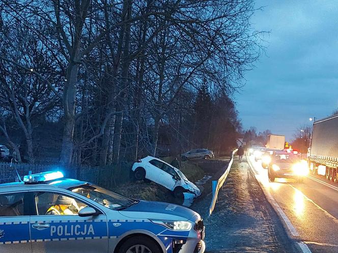 Wypadek na 42. Toyota wylądowała w przydrożnym rowie