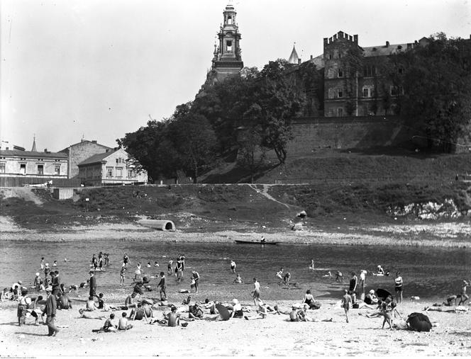 Panorama plaży i Wawelu. Zdjęcie zrobione w 1929 roku 