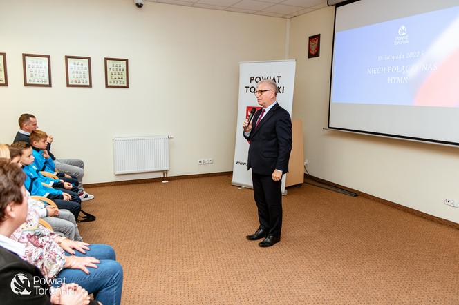 „Niech połączy nas hymn” - piękna, kolorowa premiera w siedzibie Starostwa Powiatowego