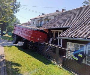 Przyczepa z pszenicą wbiła się w dom