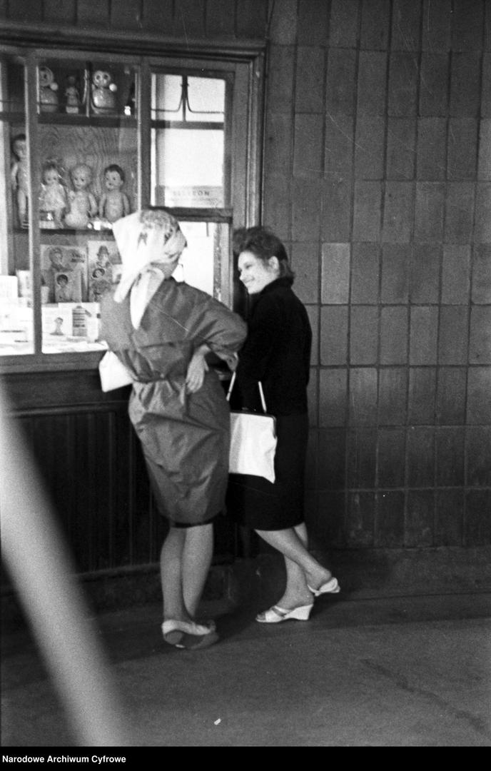 Trasa W-Z w Warszawie. Ruchome schody i radziecka tablica sterująca - zdjęcia