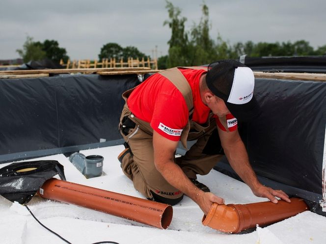 Instalacja wpustów dachowych