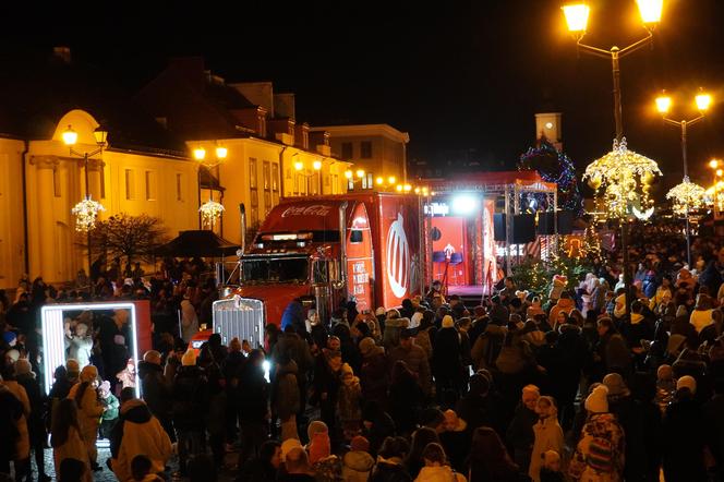 Ciężarówka Coca-cola w Białymstoku! Świąteczna atrakcja przyciągnęła tłumy mieszkańców na Rynek Kościuszki