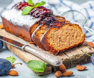 Mieszam łyżką, przelewam do formy i piekę. To ciasto ze śliwkami zachwyca do pierwszego kęsa 