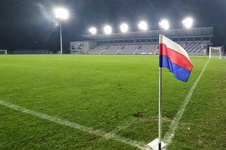 Można grać po zmroku. Nowe oświetlenie stadionu Broni już po próbie generalnej [VIDEO]