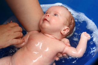 Kąpiel noworodka – krok po kroku jak kąpać niemowlę