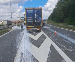 Kolizja ciężarówek na DK86. Farba na jezdni