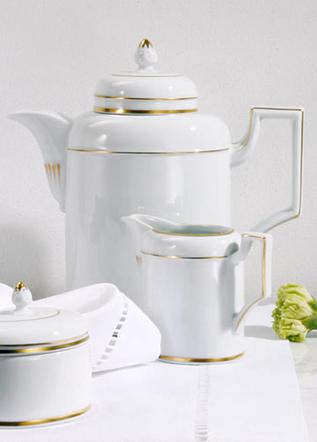 Porcelana Furstenberg. Wczesnoklasycystyczny serwis Herzog Ferdinand (model z roku 1780) z eleganckim złotym paskiem (dekoracja Wilhelmina).