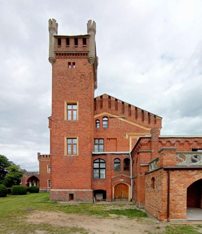 Ten pałac w woj. warmińsko-mazurskim wygląda jak z bajki. Powstał w XIX wieku