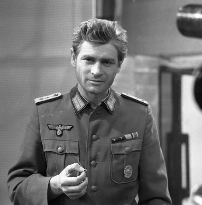 Porucznik, a później kapitan i pod koniec serii major Hans Kloss, czyli J-23, as wywiadu Stanisław Kolicki