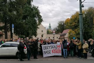 Protest przed krakowską kurią