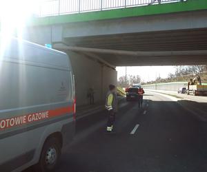 Zablokowana ul. Mazowieckiego w Olsztynie. Ciężarówka uszkodziła rurę gazową [ZDJĘCIA]