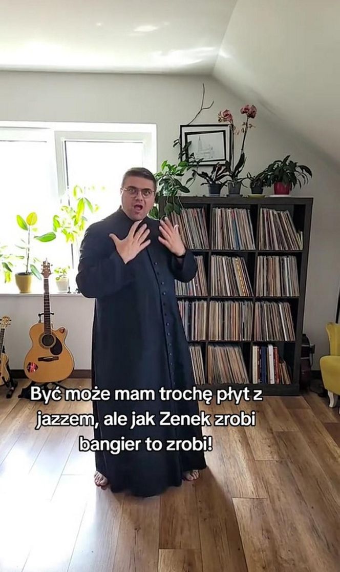 Ksiądz Krzysztof Kołtunowicz bez skarpetek wygłupia się przy kawałku Zenka Martyniuka