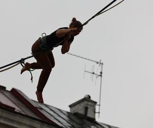   Urban Highline Festival 2023 w Lublinie. Slacklinerzy robią cuda na linach!