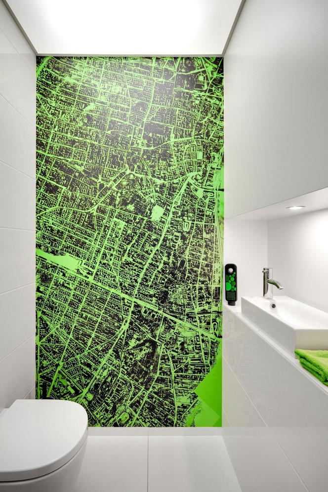 Zielona tapeta w łazience