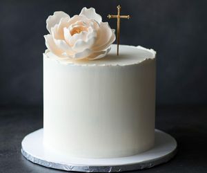 Tort na komunię dla chłopca i dziewczynki. Inspiracje na piękne torty komunijne