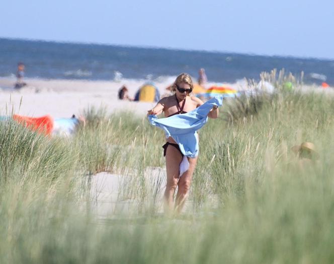 Grażyna Szapołowska i Dorota Goldpoint na plaży 