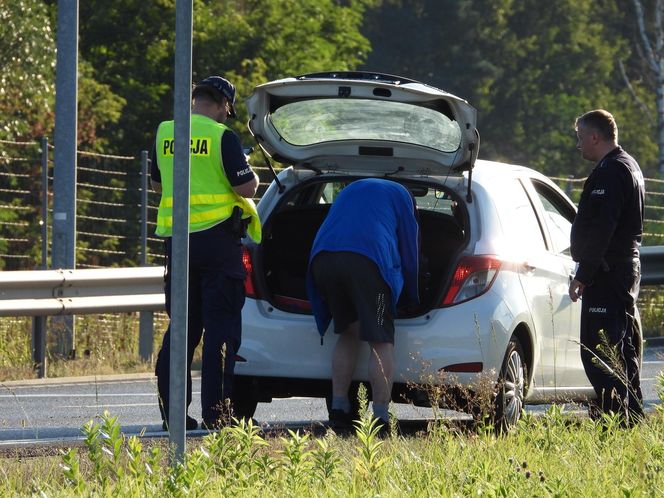 Chciał wjechać pod prąd na S8 pod Warszawą. Wyszedł z auta i prawie zasnął na drodze