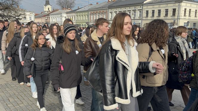 Maturzyści z Nowego Sącza zatańczyli poloneza na Rynku 