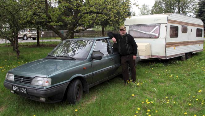 mieszka w przyczepie