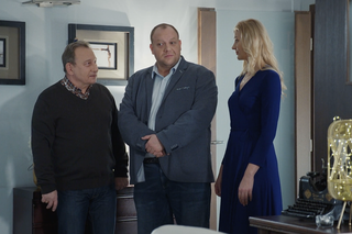 M jak miłość, odcinek 1724. Tadeusz (Bartłomiej Nowosielski), Jagoda (Katarzyna Kołeczek), Staszek (Sławomir Holland)