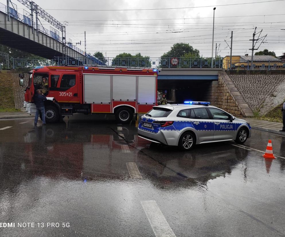 Potężna ulewa w Krakowie. Policja ostrzega przed utrudnieniami na tych ulicach