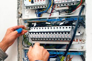 Rozdzielnica elektryczna w domu. Skrzynka elektryczna: połączenie i dobór odpowiedniego wyposażenia