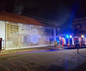 Pożar w Jankach. Palił się sklep meblowy.