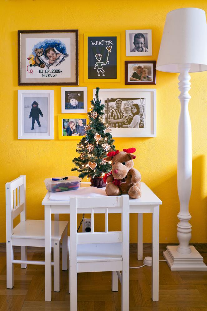 Żółta ściana w pokoju dziecka