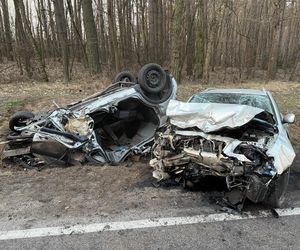 Dramatyczny wypadek. Samochody zderzyły się czołowo. Jedna osoba zakleszczona we wraku