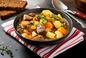Gulasz irlandzki z kaszą i ziemniakami. Irish Stew to pozycja obowiązkowa na Dzień Świętego Patryka