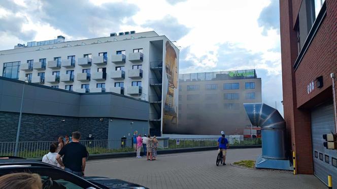 Pożar na Promenadach Wrocławskich! Trwa akcja strażaków [ZDJĘCIA]