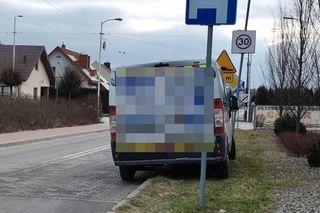 „Mistrzowie” parkowania pod lupą. Komenda Powiatowa Policji w Łęcznej prowadzi działania pod nazwą „Zakaz”