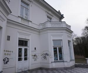 Pałac Lubomirskich w Białymstoku. Opuszczony zabytek niszczeje