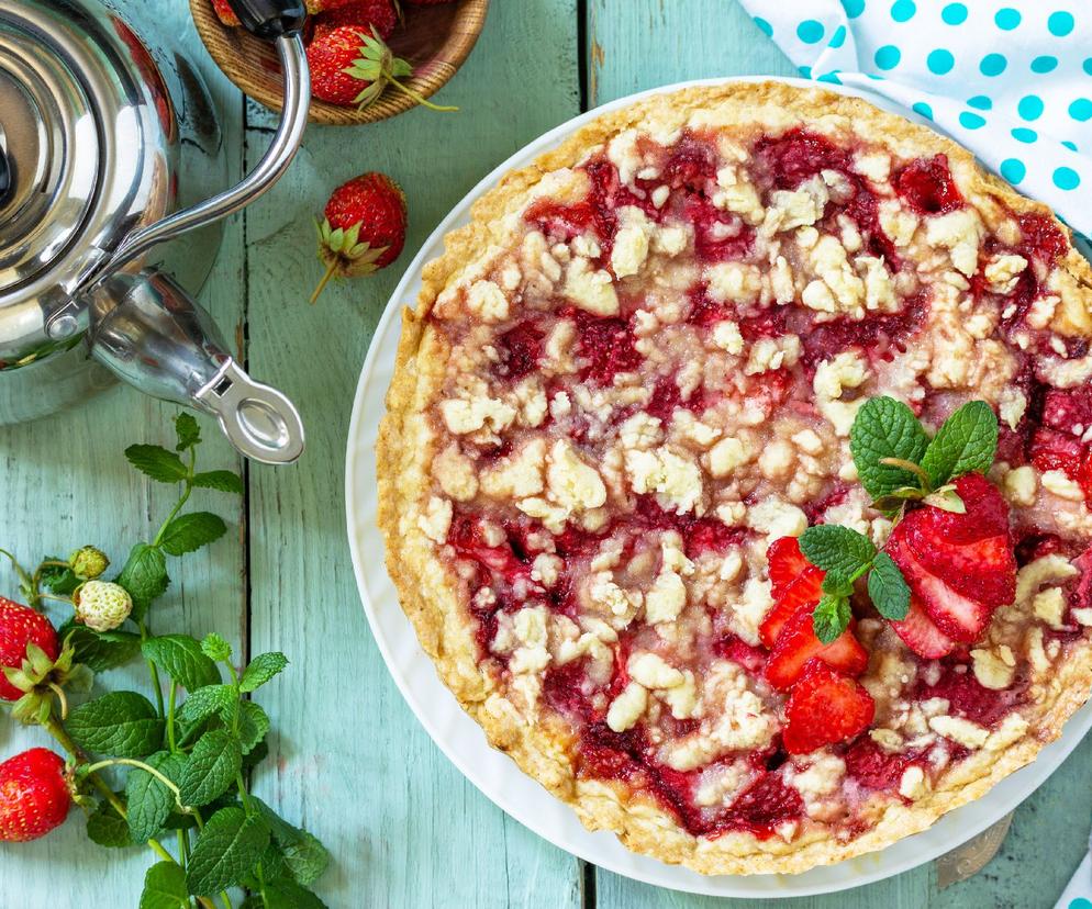 Jak zrobić ciasto z truskawkami: łatwy przepis