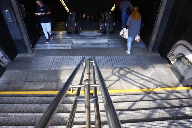 Metro Centrum Nauki Kopernik – poręcz sklejona taśmą klejącą