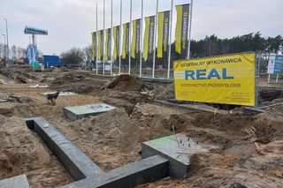 Wyrastają słupy pod nową część Galerii Leszno. Kiedy otwarcie Parku Leszno 2 i jakie sklepy w środku?