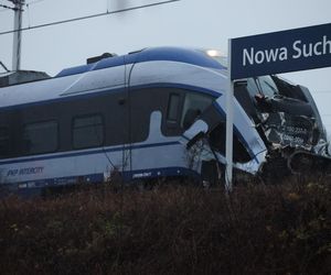 Na przejeździe kolejowym w msc. Nowa Sucha (pow. sochaczewski) doszło do zderzenia pociągu pośpiesznego z ciężarówką