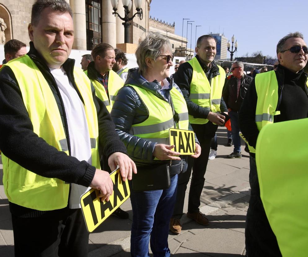 Wielki protest taksówkarzy w centrum Warszawy. Chcą podniesienia stawek!