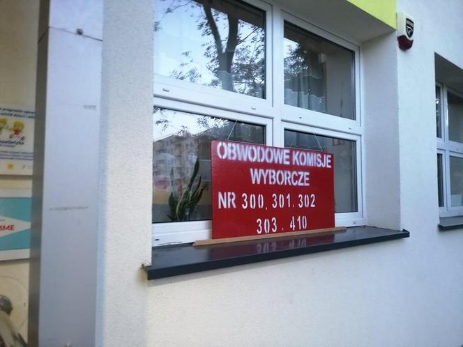 Wybory 2023: Tak głosują Krakowianie. Przed lokalami wyborczymi nadal wiadać kolejki