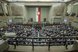Niespodziewany zwrot w poparciu dla partii. PiS na prowadzeniu, KO w odwrocie – eksperci komentują