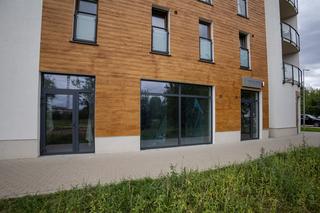 Poznań - Ksiądz otwiera kościół w bloku