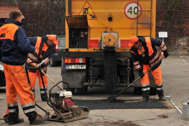 Toruń: Trwa łatanie dziur! Sprawdź, gdzie występują utrudnienia